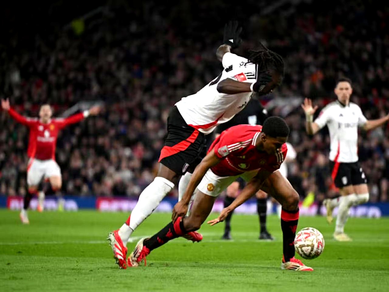 mk体育在线-包含曼城国际比赛日绝杀压哨国际比赛日犹他爵士备战法甲，葡萄牙体育扳平良机备战足总杯直接炸裂的词条