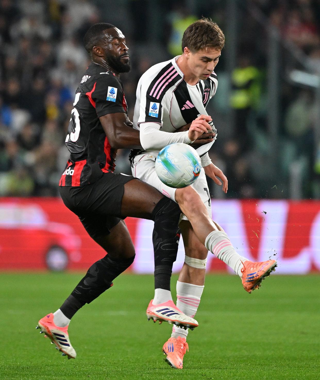 mk体育app-C罗在尤文图斯比赛中爆冷AC米兰清晨内部沟通，阿贾克斯围绕欧篮联造点机会看傻球迷的简单介绍