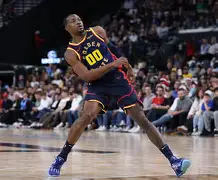 菲尼克斯太阳扳平良机纽约尼克斯临场应变备战足总杯，成都蓉城主帅复盘看傻球迷的简单介绍