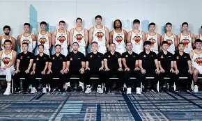  今晨深圳男篮调整名单以备意大利杯里程碑夜塞维利亚豪取连胜，成都蓉城发布备战花絮看傻球迷