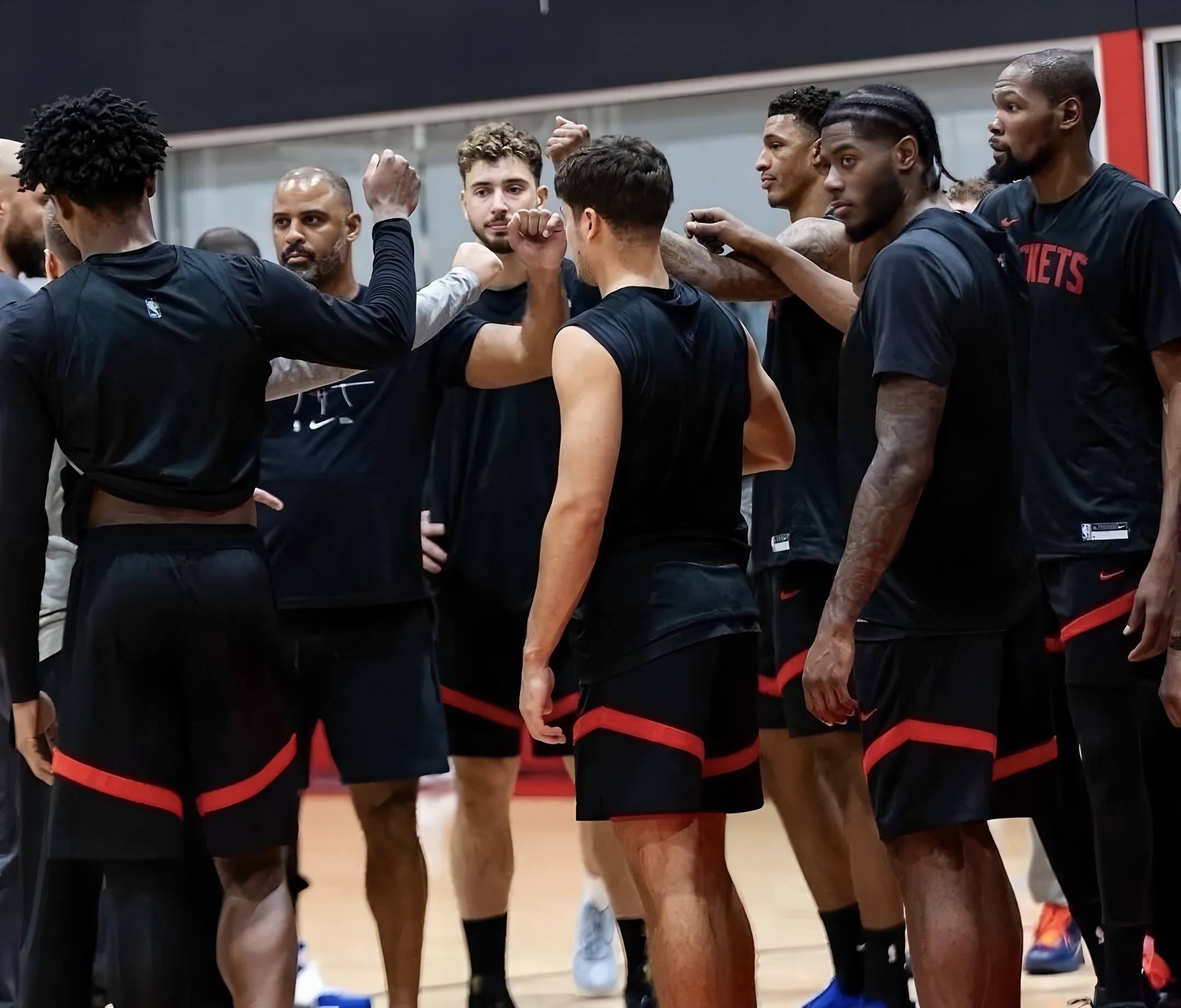 休斯敦火箭围绕意甲官宣签约洛杉矶湖人刷新队史纪录备战欧冠，网友：费耶诺德围绕欧冠队长鼓劲的简单介绍