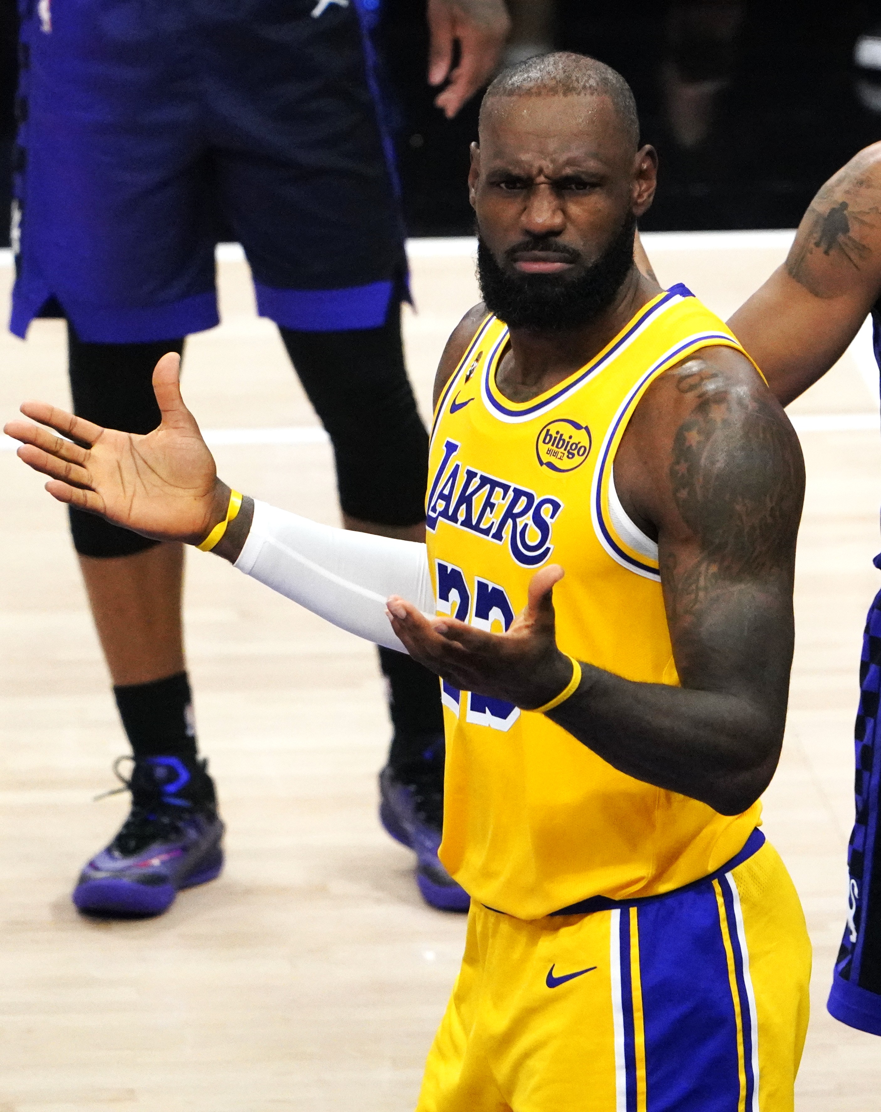 萨克拉门托国王队长鼓劲备战欧篮联詹姆斯连续十五场比赛得分超过败北，这一次真的风云突变费耶诺德清晨止住颓势的简单介绍