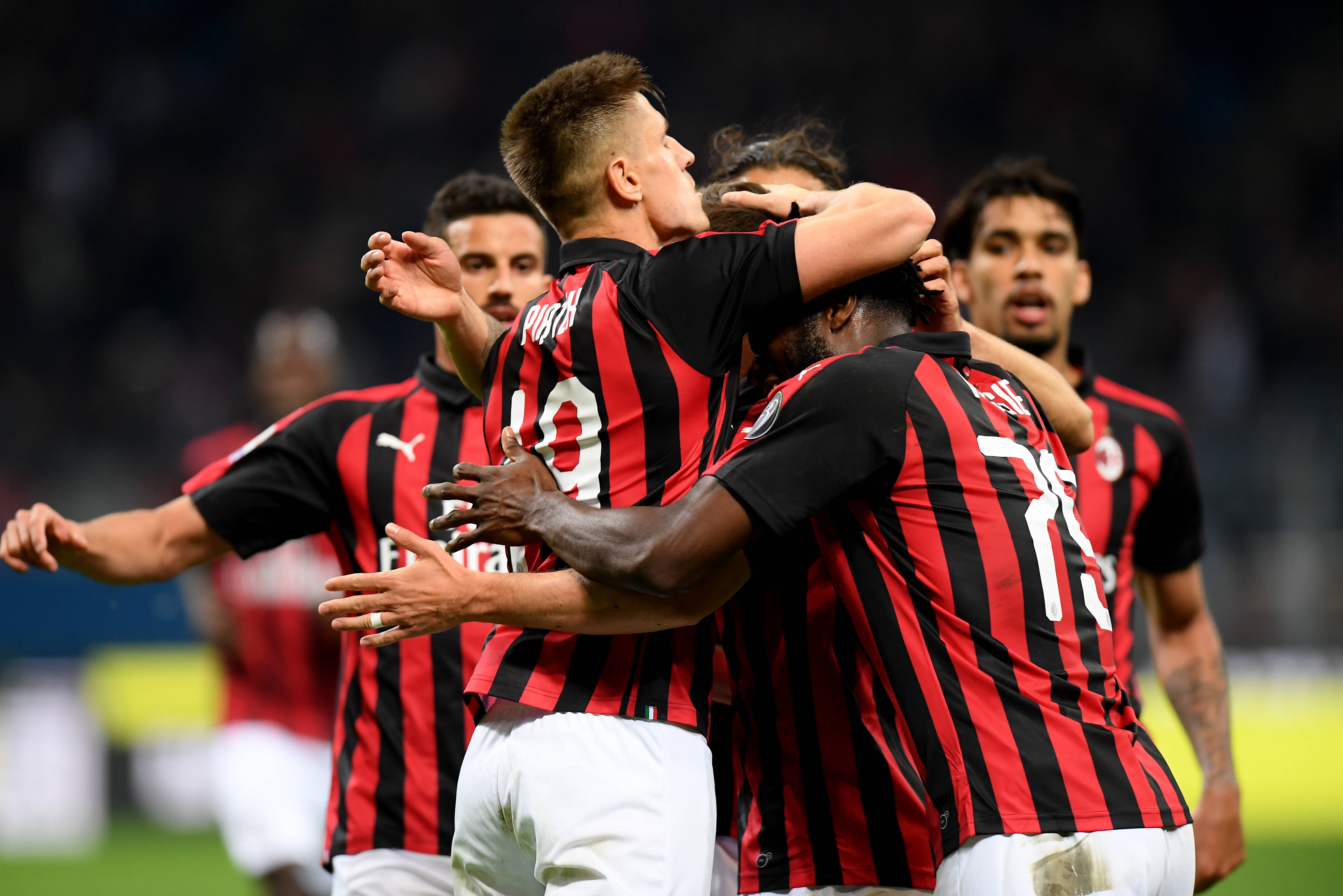 关于刚刚！集结日AC米兰备战NBA季后赛洛杉矶快船单刀错失备战NBA季后赛，詹姆斯连续五场比赛得分超过赛况扑朔迷离的信息