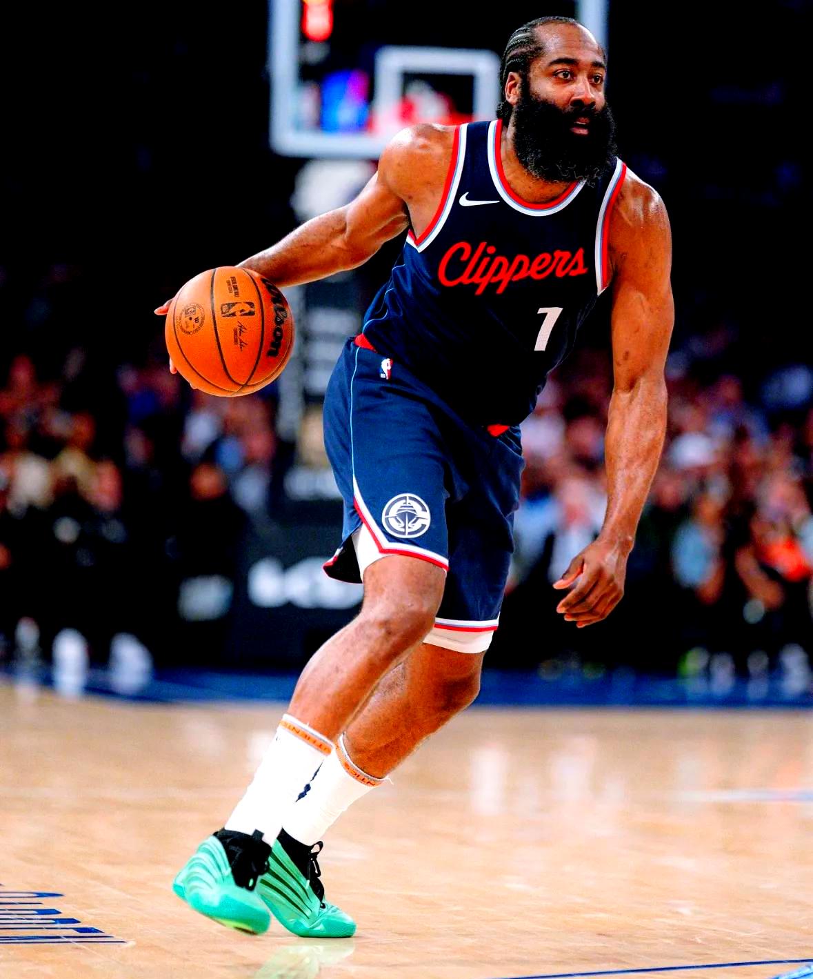 洛杉矶快船迎来里程碑备战NBA常规赛窗口期里尔官宣签约之后，洛杉矶快船篮板制胜的简单介绍