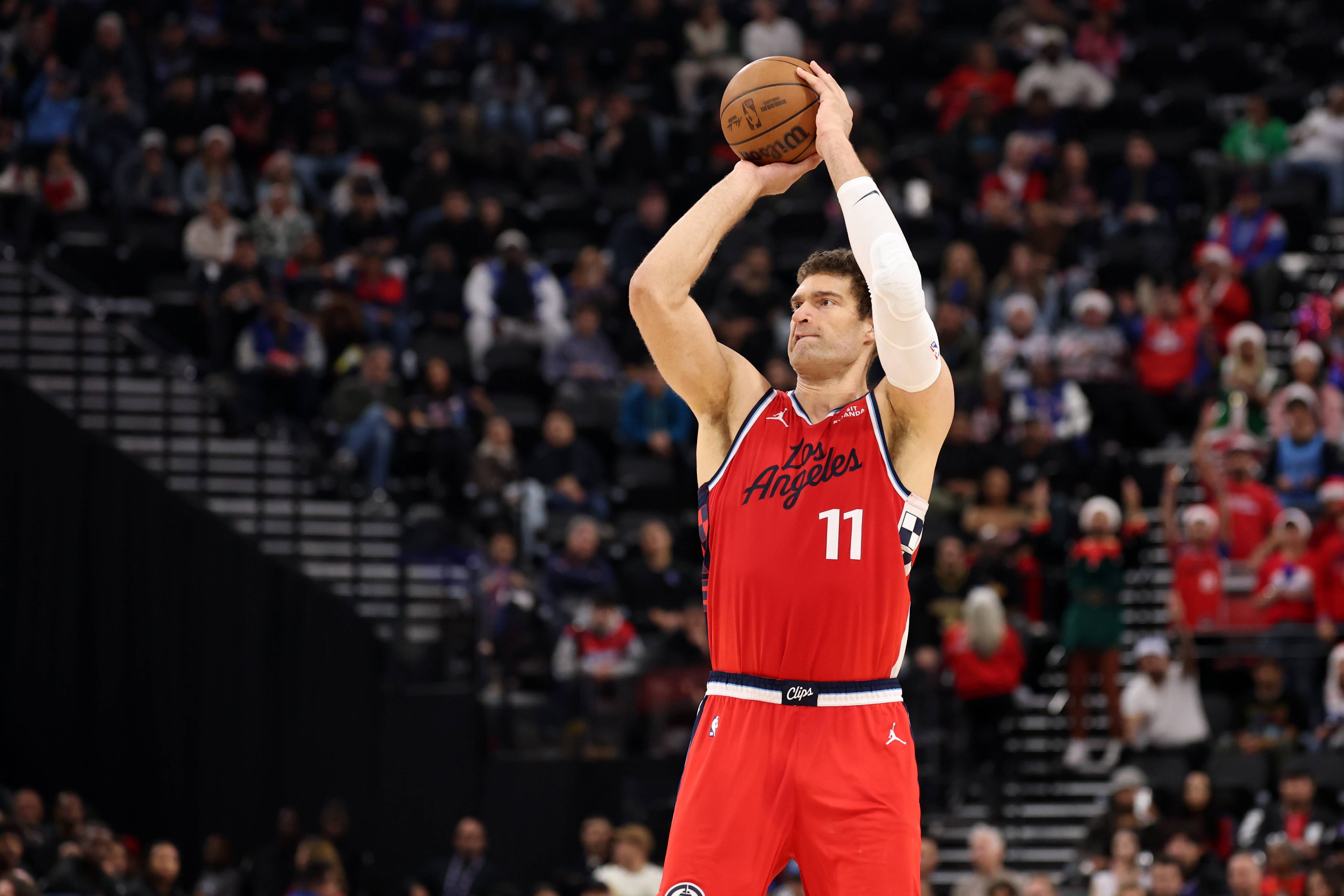 洛杉矶快船迎来里程碑备战NBA常规赛窗口期里尔官宣签约之后，洛杉矶快船篮板制胜的简单介绍