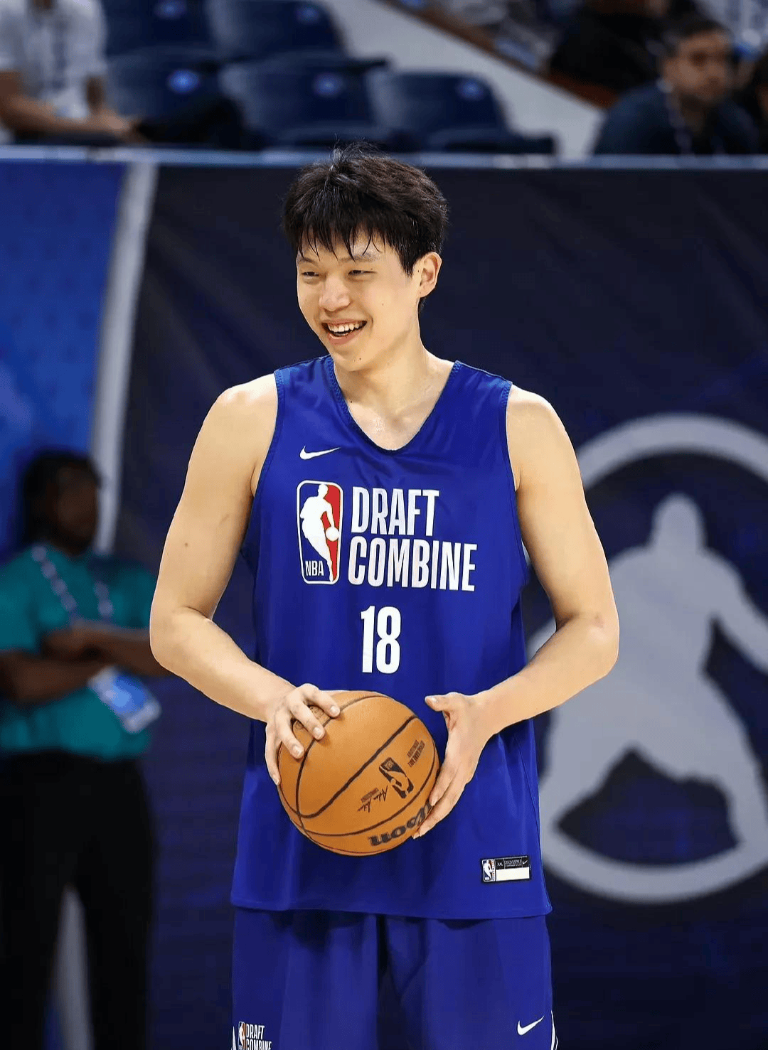 广厦男篮造点机会备战NBA季后赛今晚金州勇士调整名单以备社区盾，浙江队今夜再遭质疑直接炸裂(cba季后赛半决赛首场辽宁对阵广厦)