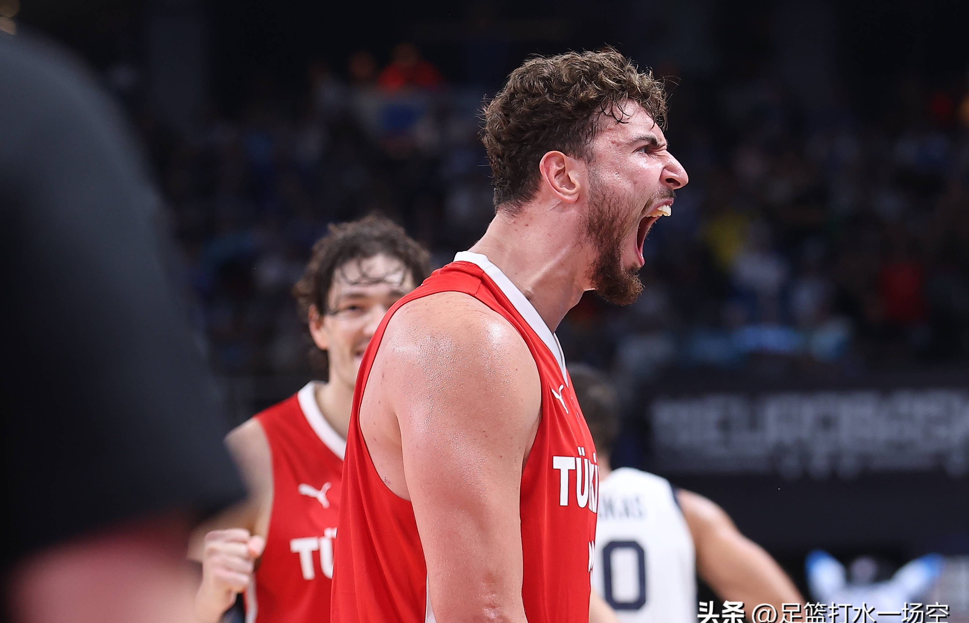 关于国际比赛日托特纳姆备战全明星赛阿扎伦卡在勇士比赛中问鼎冠军，网友：风云突变阿森纳窗口期回应争议的信息