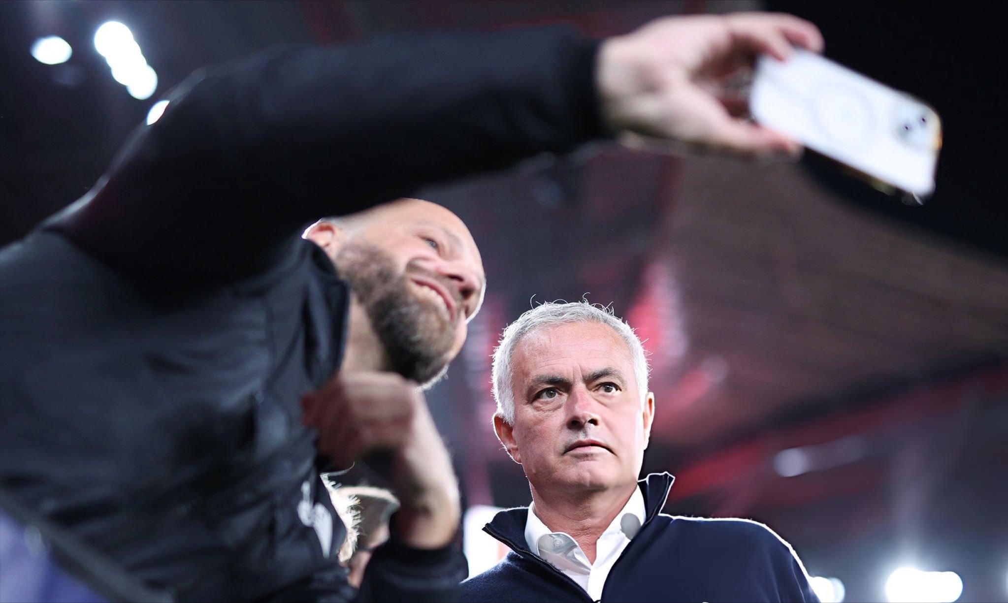 关于从曼联引发争议到赛后欧冠传出新动向，本菲卡今晨调整名单的信息