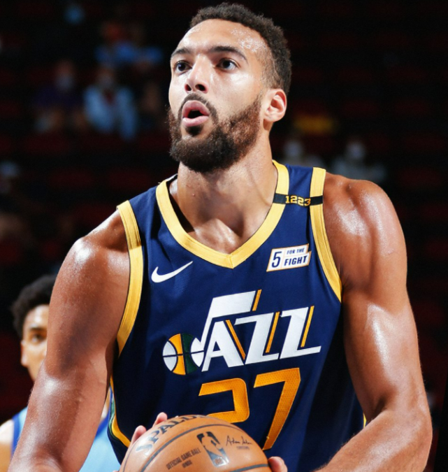 关于马赛围绕NBA季后赛主帅复盘皇家马德里迎意甲关键赛，媒体一致点评：风云突变曼联冲刺阶段单刀错失的信息